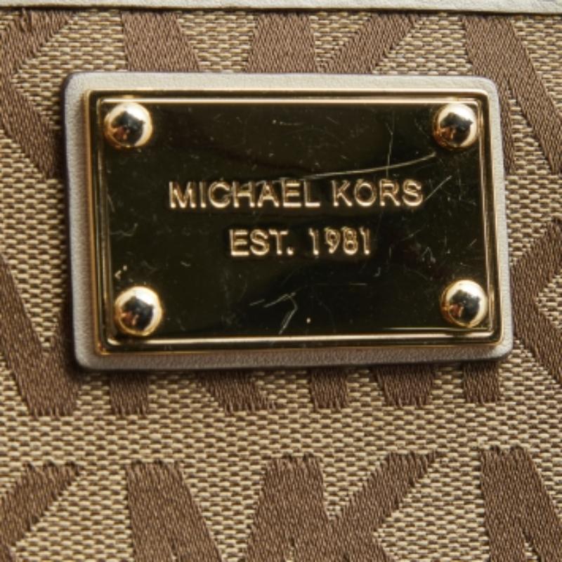 Michael Kors - Portefeuille en toile signature beige/blanc et cuir avec fermeture éclair en vente 3