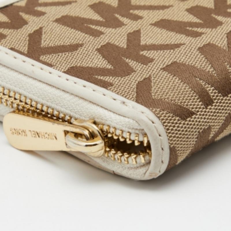 Michael Kors - Portefeuille en toile signature beige/blanc et cuir avec fermeture éclair en vente 4