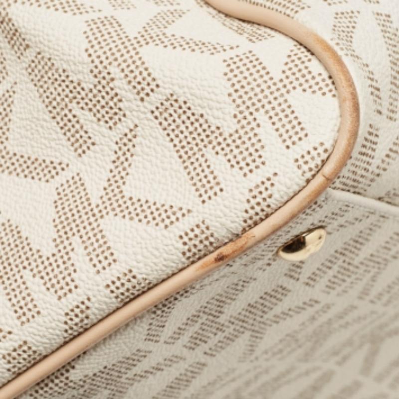 Michael Kors Beige/White Signature in tela rivestita e pelle Charm Satchel in vendita 6