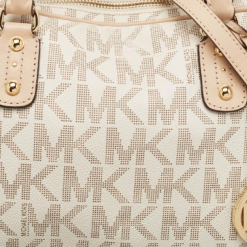 Michael Kors Beige/White Signature in tela rivestita e pelle Charm Satchel In condizioni discrete in vendita a Dubai, Al Qouz 2