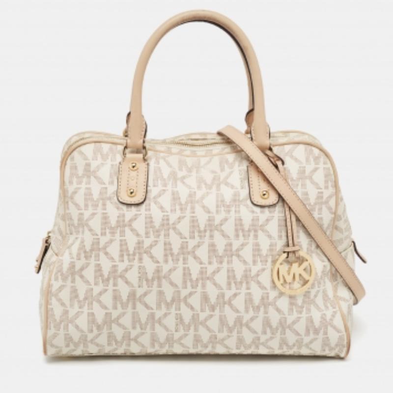 Donna Michael Kors Beige/White Signature in tela rivestita e pelle Charm Satchel in vendita
