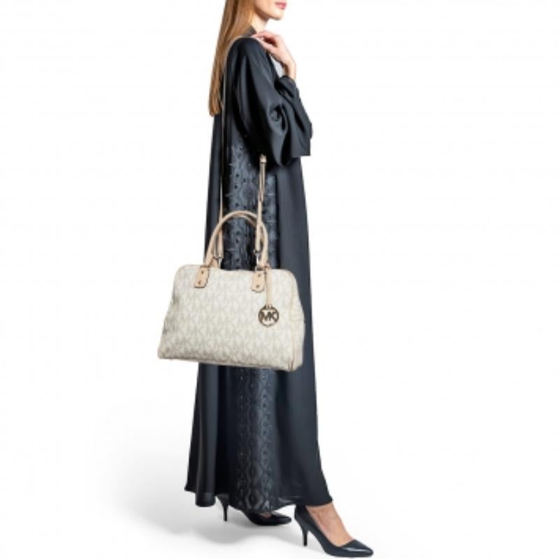 Michael Kors Beige/White Signature in tela rivestita e pelle Charm Satchel in vendita 1