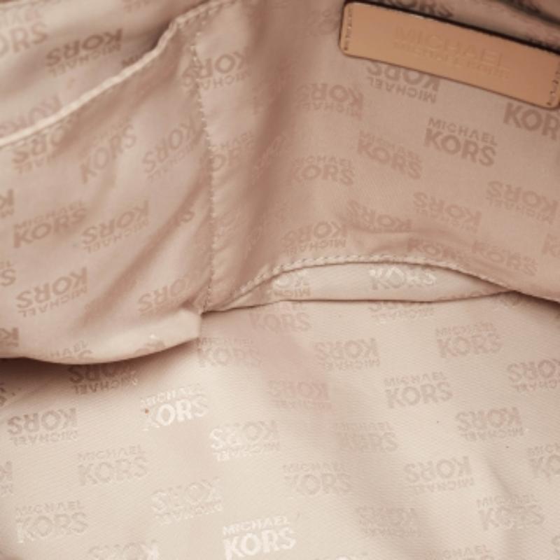 Michael Kors Beige/White Signature in tela rivestita e pelle Charm Satchel in vendita 2