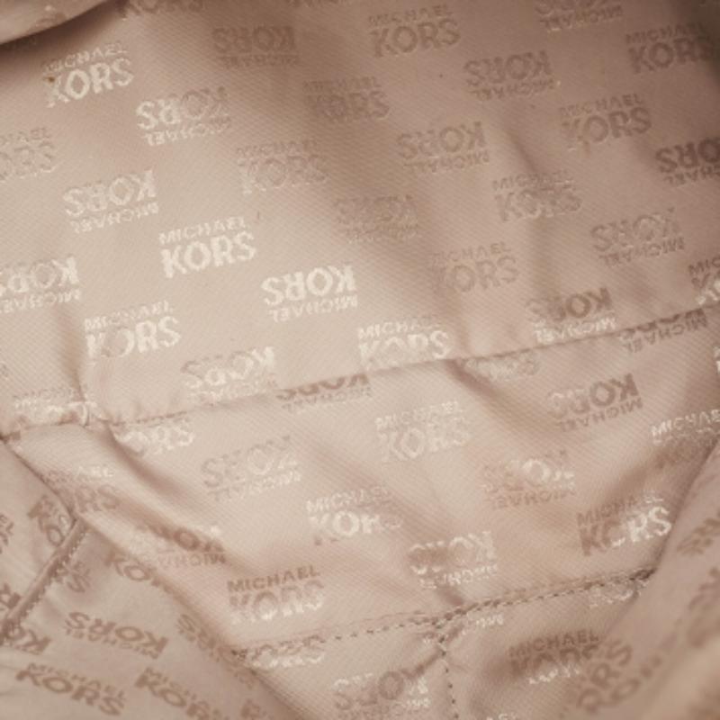 Michael Kors Beige/White Signature in tela rivestita e pelle Charm Satchel in vendita 3