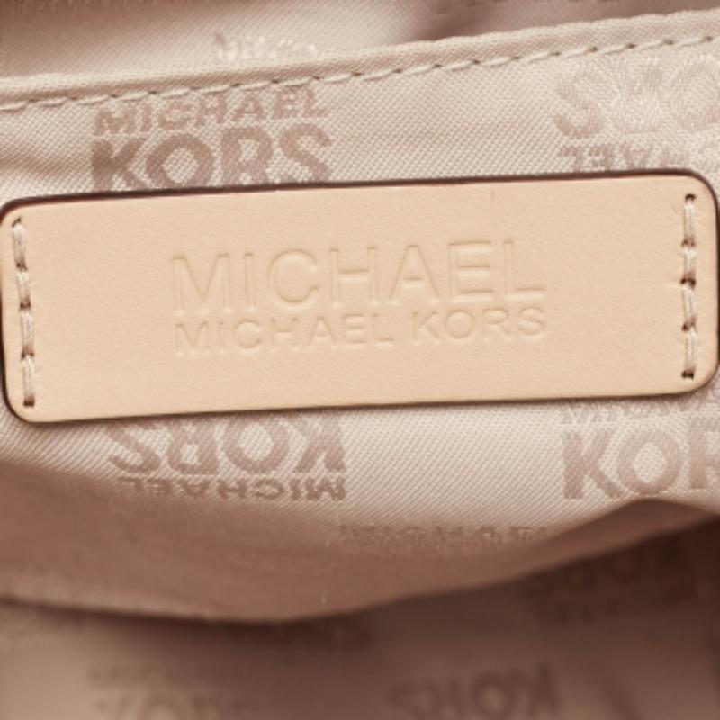 Michael Kors Beige/White Signature in tela rivestita e pelle Charm Satchel in vendita 4