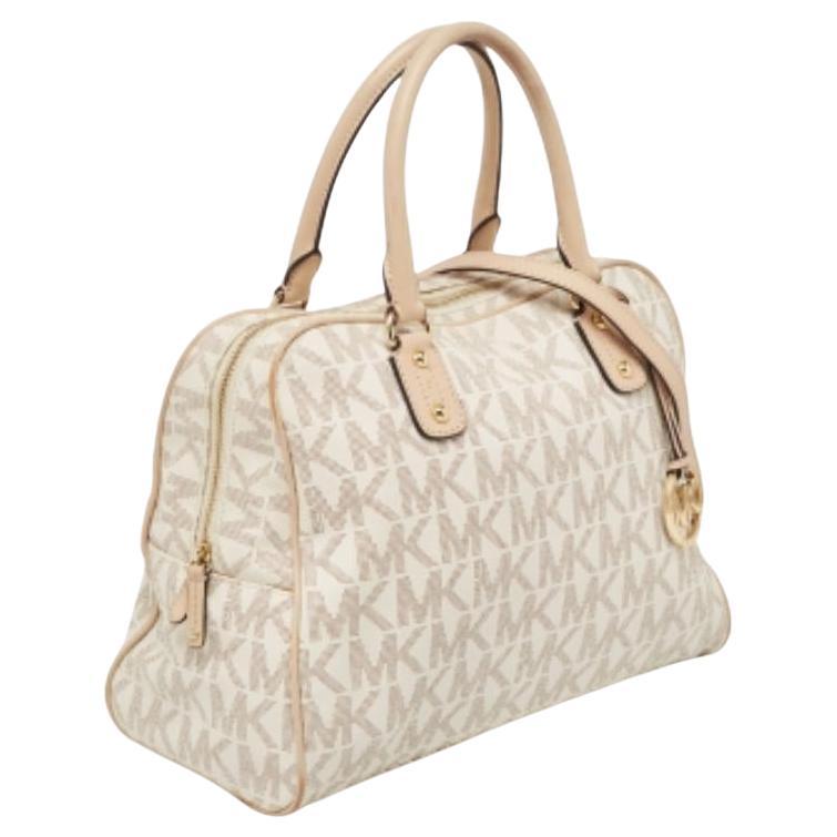 Michael Kors Beige/White Signature in tela rivestita e pelle Charm Satchel in vendita