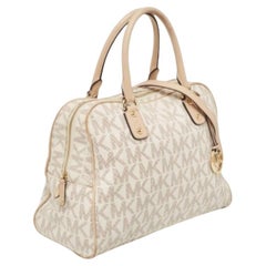 Michael Kors Beige/White Signature in tela rivestita e pelle Charm Satchel