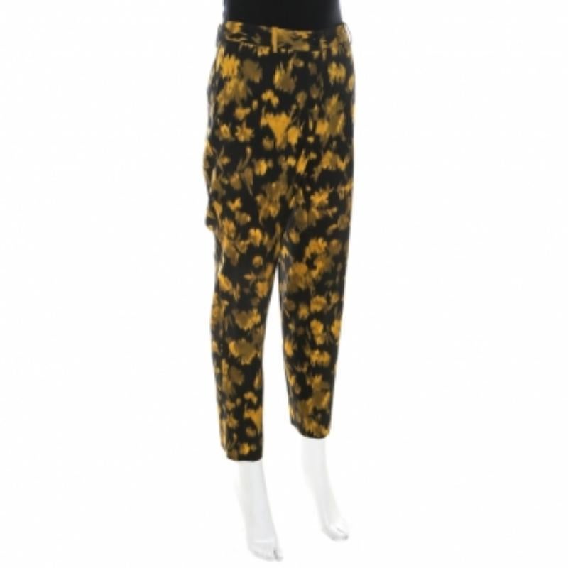 Ogni donna merita un bellissimo paio di pantaloni di Michael Kors nel proprio guardaroba. Queste sono realizzate in misto lana e presentano stampe Ikkat, chiusura a zip e tasche. Ti risolleverà l'umore.