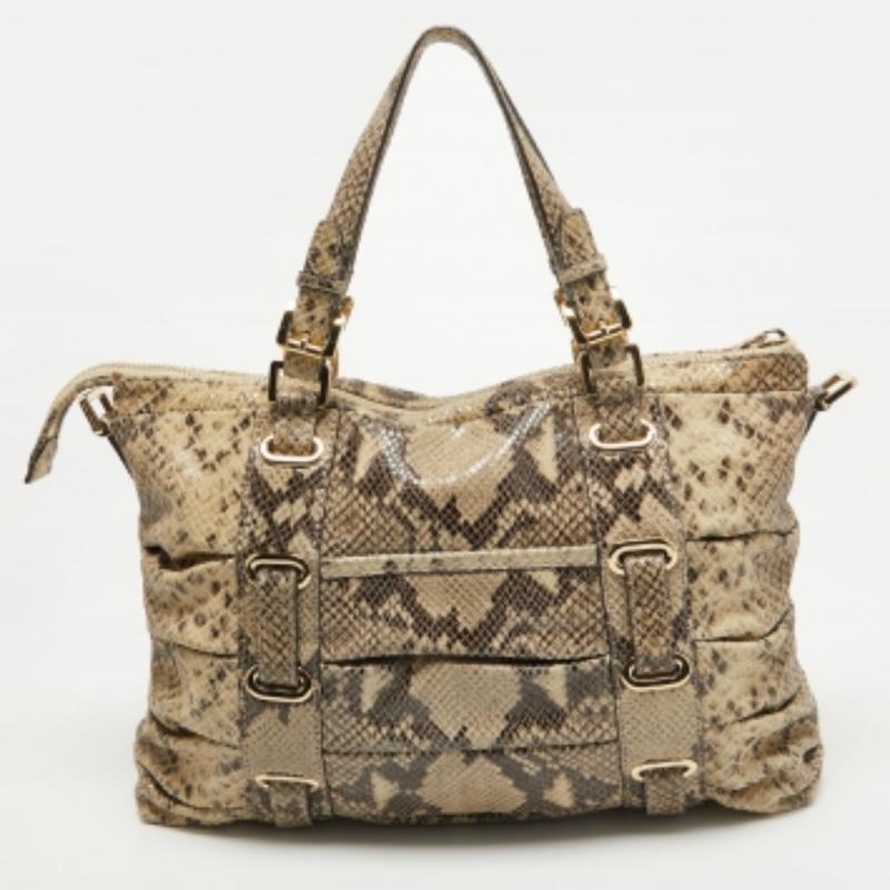 Conosciuto per la creazione di modelli eleganti, sofisticati e senza tempo, questo è un marchio su cui vale la pena investire. Le borse che escono dall'atelier di questo marchio sono squisite. Questa borsa non è da meno. È stato realizzato con