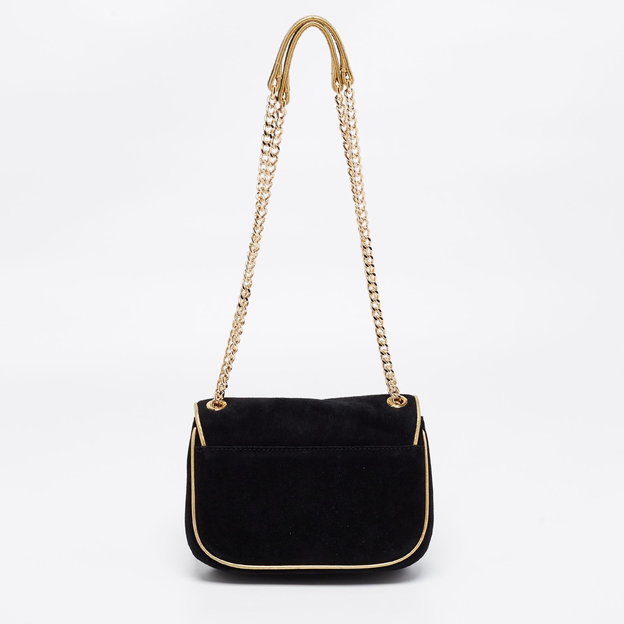 This Michael Kors bag will provide you with hands-free ease. Created from leather and suede, it flaunts a branded turn-lock on the front, dual chain-leather handles, and a nylon-lined interior. The black and gold shade of this bag makes it an