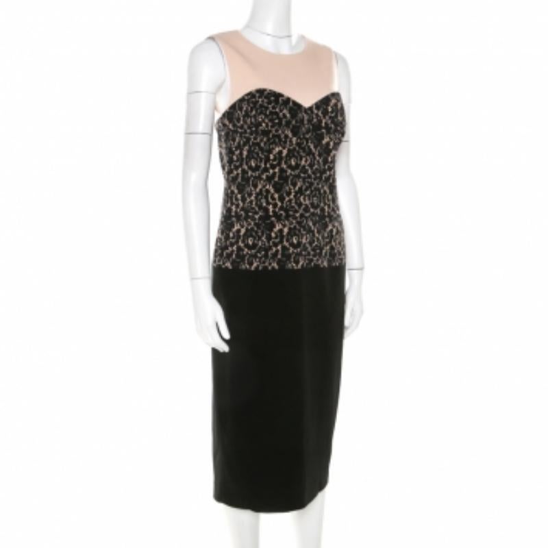 Este vestido de Michael Kors es todo un símbolo de clase y sofisticación. Este maravilloso atuendo negro resulta naturalmente chic para tu cita nocturna. Está confeccionado en una mezcla de lana y presenta un intrigante estampado de encaje en el