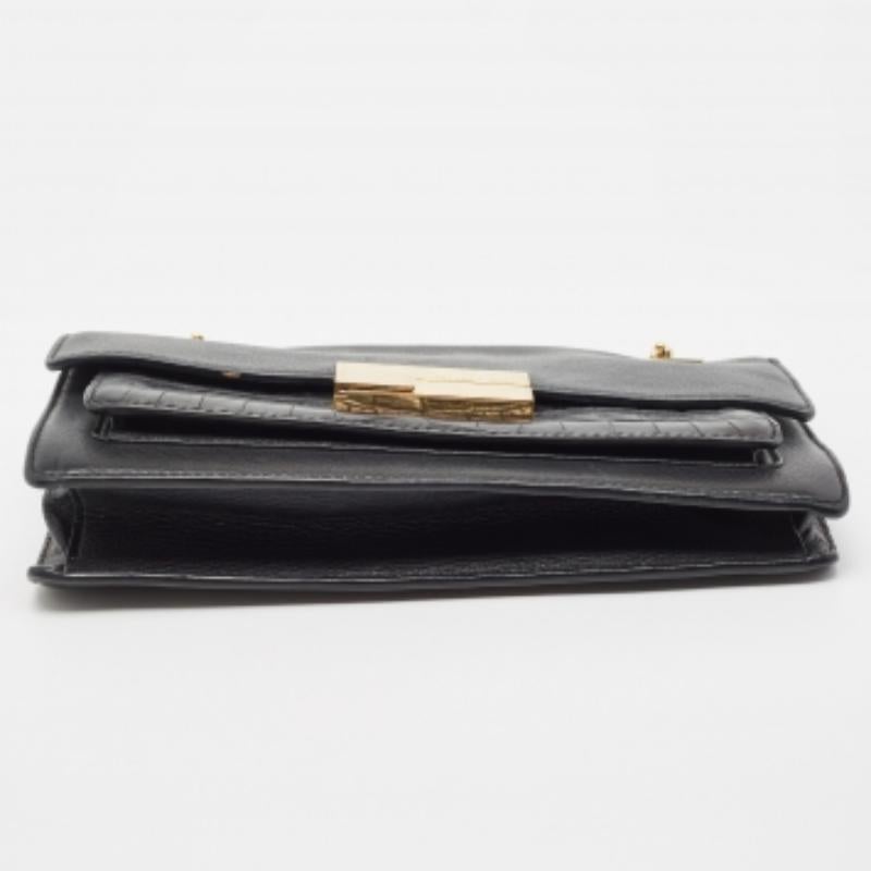 Michael Kors Schwarze Umhängetasche aus Leder und mit Krokoprägung Damen im Angebot