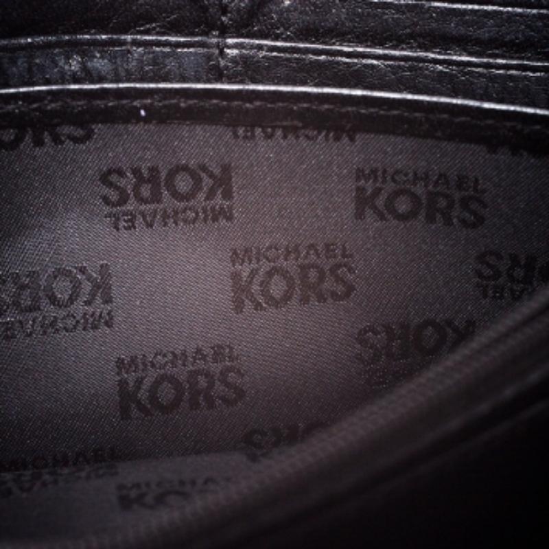 Portafoglio continentale con patta in pelle nera di Michael Kors In condizioni discrete in vendita a Dubai, Al Qouz 2