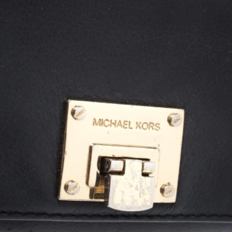 Portafoglio continentale con patta in pelle nera di Michael Kors in vendita 3