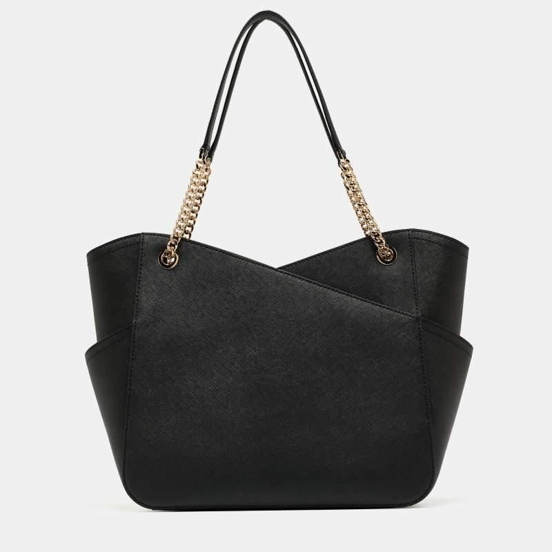 Ya sea en tus desplazamientos diarios al trabajo, de compras o de vacaciones, un bolso de mano nunca te fallará. Este bolso de diseño de Michael Kors está hecho para durar y ayudarte en tus días llenos de moda.

Incluye: folleto informativo,
