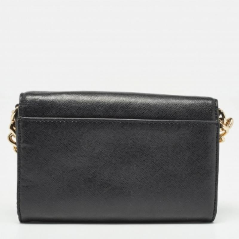 Progettata per essere resistente, questa deliziosa borsa crossbody è un acquisto prezioso. Chic e facile da trasportare, questa creazione è dotata di una lunga tracolla e di un interno spazioso per tenere al sicuro i tuoi oggetti essenziali.