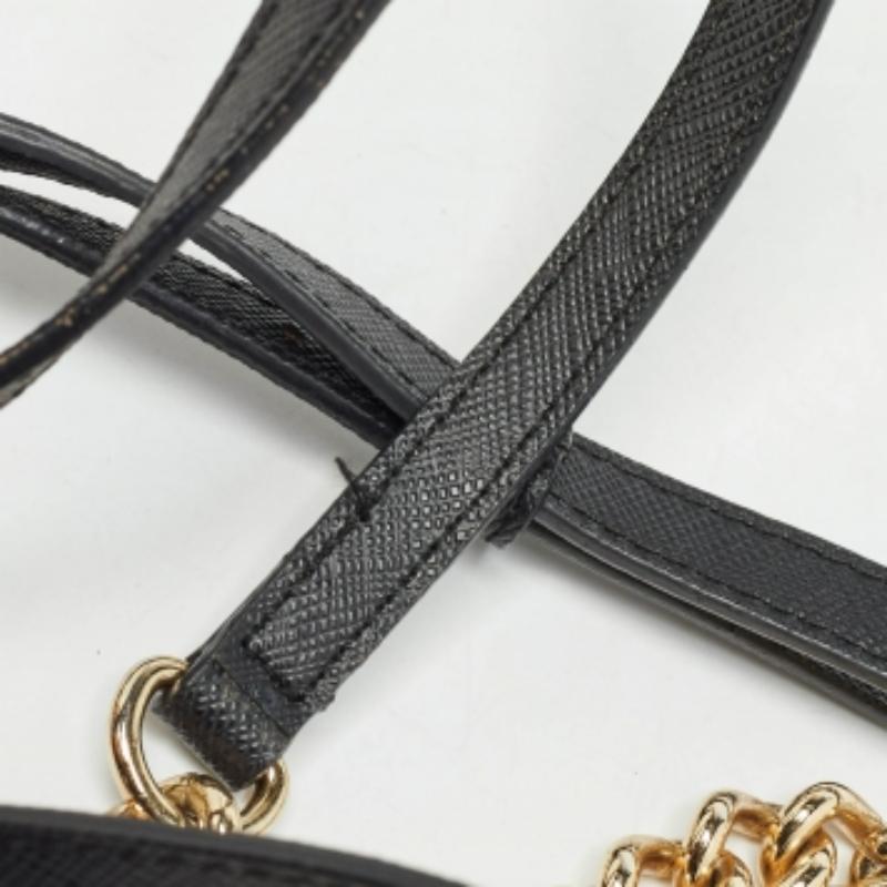 Michael Kors - Borsa a tracolla in pelle nera con mini busta in vendita 4