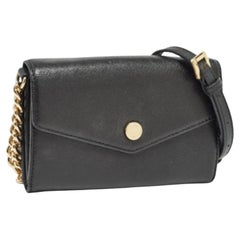 Michael Kors Mini bolso cruzado tipo sobre de piel negra