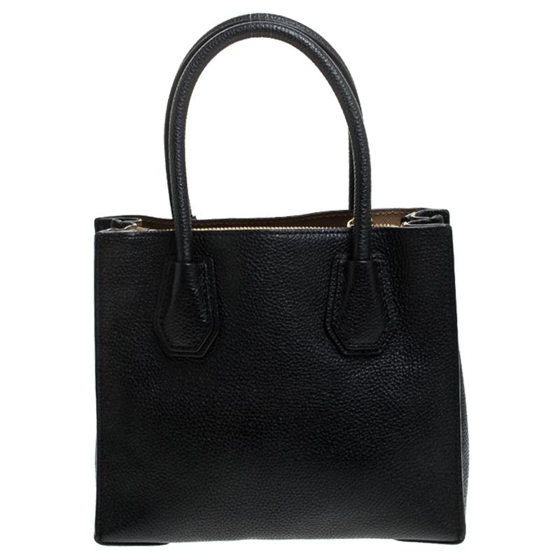 Featuring a chic and fabulous style, this Michael Kors tote is modern. Crafted from leather in stunning black, the tote features dual handles, a removable shoulder strap, and a padlock. It opens to a spacious leather interior that houses two open