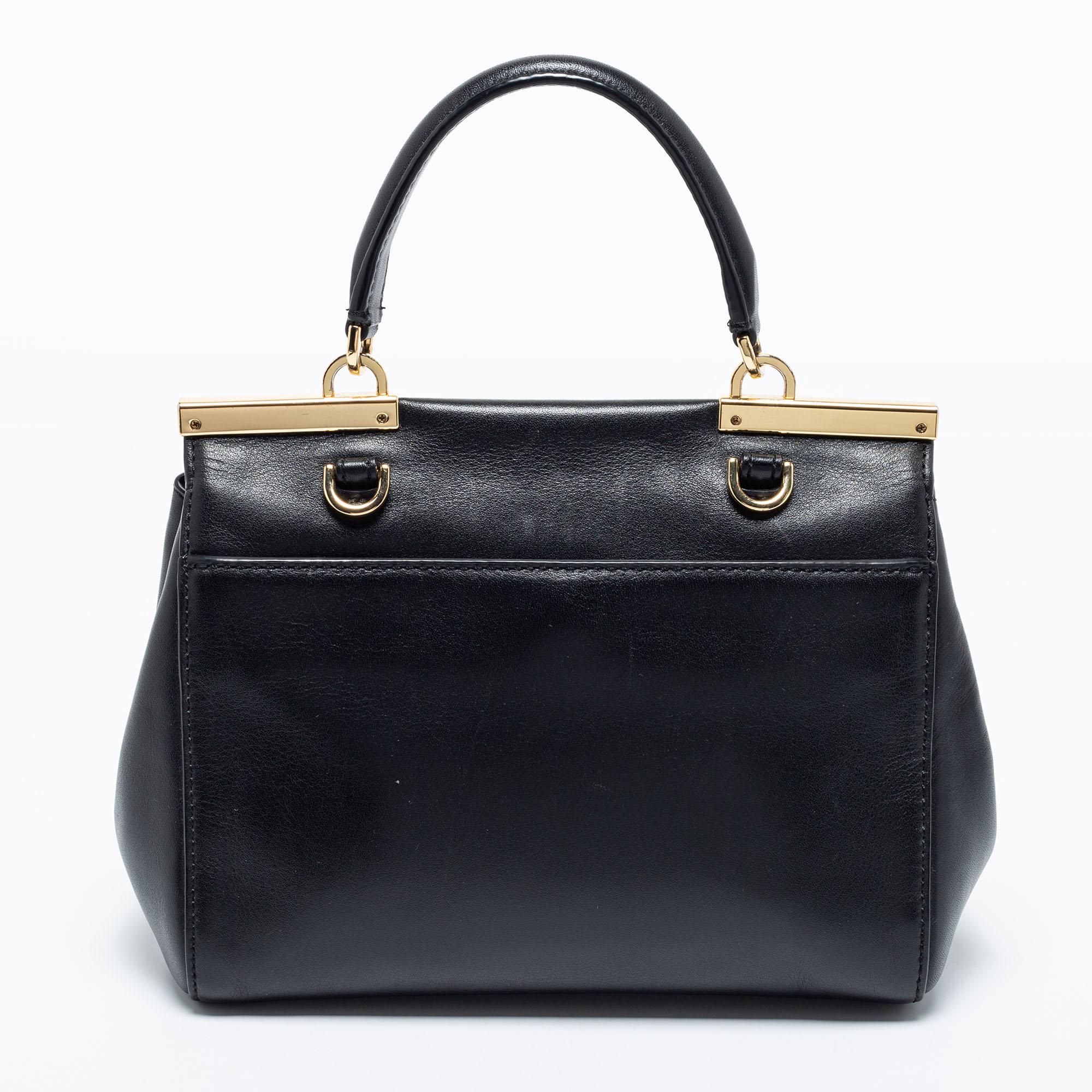 Know for their exquisite craftsmanship and timeless designs, Michael Kors bags are a must-have. This Marlow bag is made from black leather, which is embellished with gold-tone hardware. It showcases a top handle and a fabric-lined interior. This bag