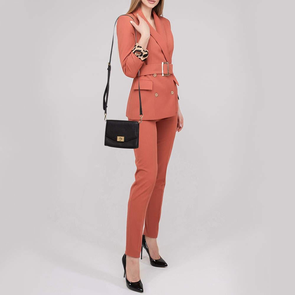 Exprimez votre style personnel avec ce sac à bandoulière haut de gamme. Fabriqué à partir de matériaux de qualité  il a été ajouté avec des détails minutieux et est parfaitement fini. Il dispose d'un intérieur de bonne taille.