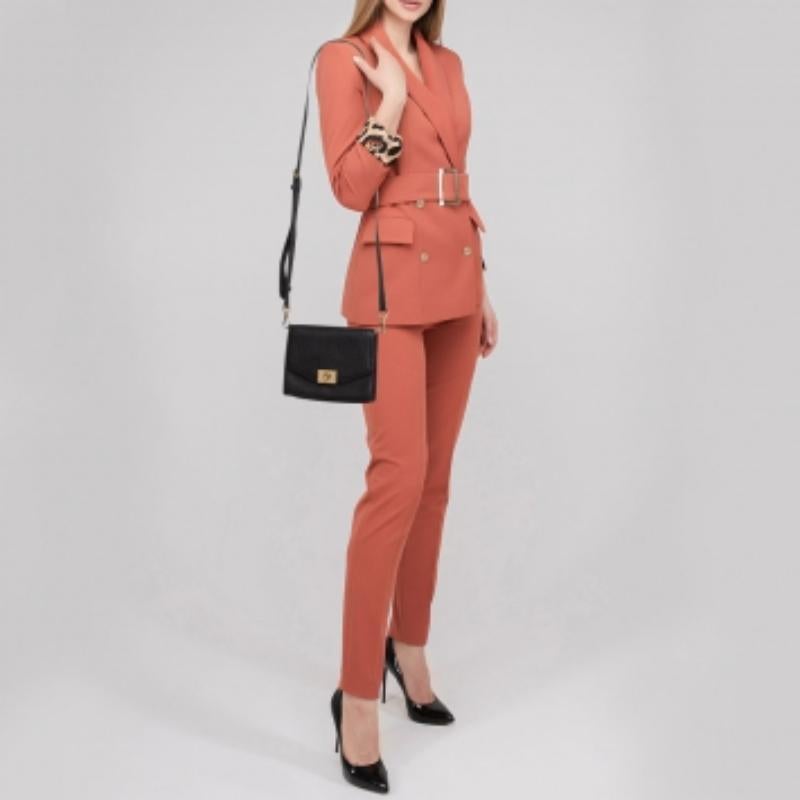 Esprimi il tuo stile personale con questa borsa crossbody di alta gamma. Realizzato con materiali di qualità, è stato arricchito con dettagli raffinati ed è perfettamente rifinito. L'abitacolo è ben spazioso.