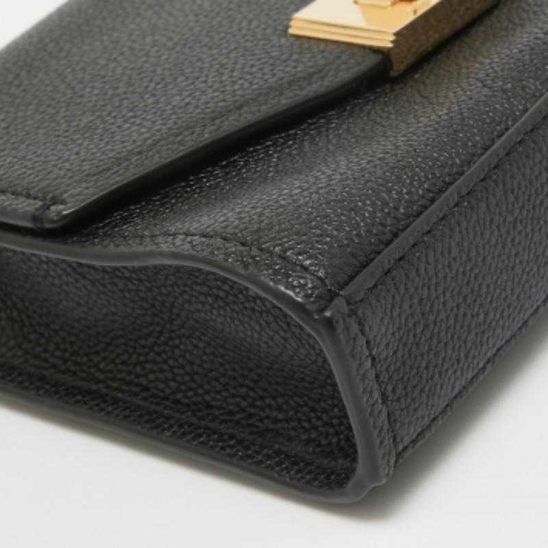 Nero Michael Kors Borsa a tracolla XS Cassie in pelle nera in vendita
