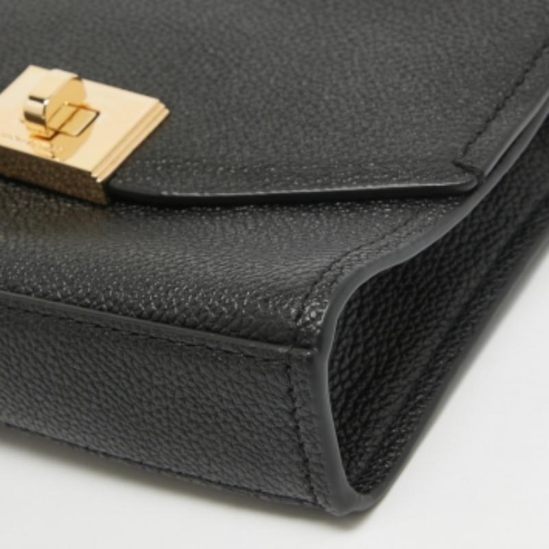 Michael Kors Borsa a tracolla XS Cassie in pelle nera In condizioni buone in vendita a Dubai, Al Qouz 2