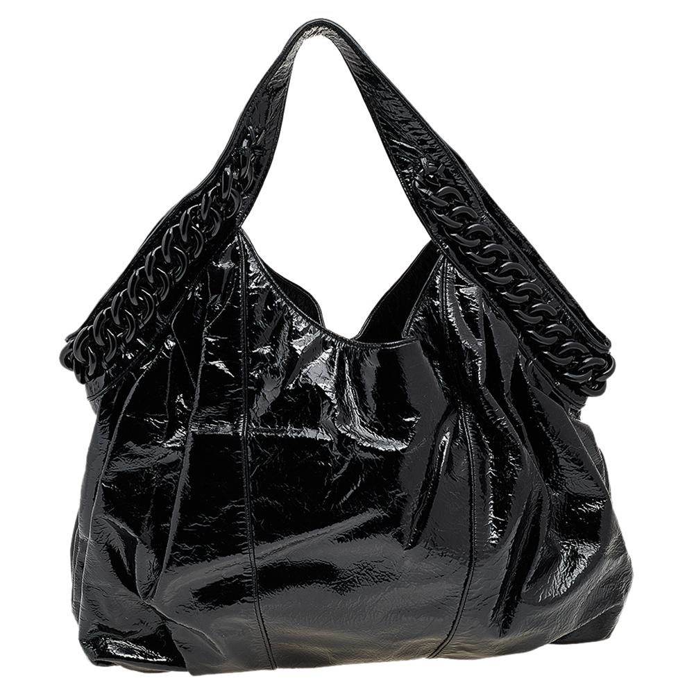 This hobo from Michael Kors gives your belongings a stylish and secured home. It has been tailored using black patent leather on the exterior with gunmetal-toned hardware. This hobo is held by straps detailed with chain trims and proves to be great