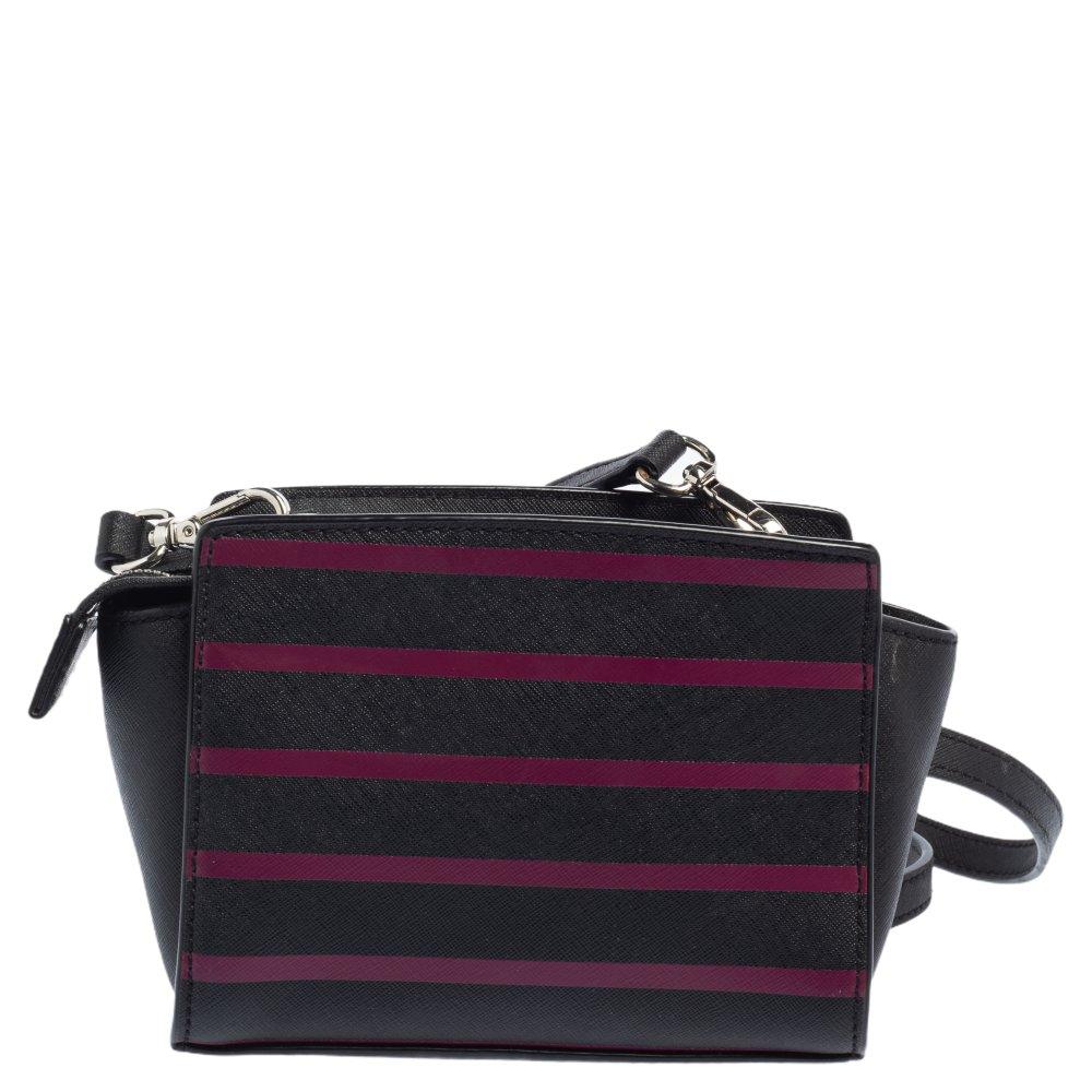 Diese bezaubernde Selma Tasche von Michael Kors ist elegant und modisch zugleich. Die Tasche ist aus Saffiano-Leder gefertigt und hat einen abnehmbaren Schulterriemen. Der nylongefütterte Innenraum bietet mehrere Fächer und Platz für Ihre