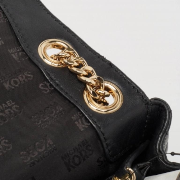 Los bolsos de diseño son los compañeros ideales para un sinfín de ocasiones Aquí tenemos una pieza que aúna moda y funcionalidad, elaborada con precisión. Está equipado con un interior de buen tamaño en el que caben fácilmente todos tus objetos
