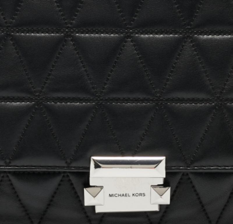 Les sacs de créateurs sont des compagnons idéaux pour de nombreuses occasions ! Nous avons ici une pièce qui allie mode et fonctionnalité, fabriquée avec précision. Il a été doté d'un intérieur bien dimensionné qui peut facilement accueillir tous