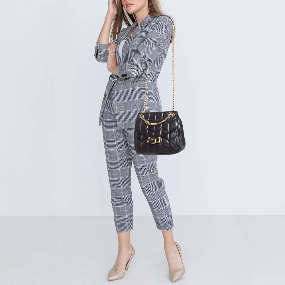 Los bolsos de diseño son compañeros ideales para muchas ocasiones Aquí tenemos una pieza que aúna moda y funcionalidad, elaborada con precisión. Está equipado con un interior bien dimensionado en el que caben fácilmente todos tus objetos esenciales.
