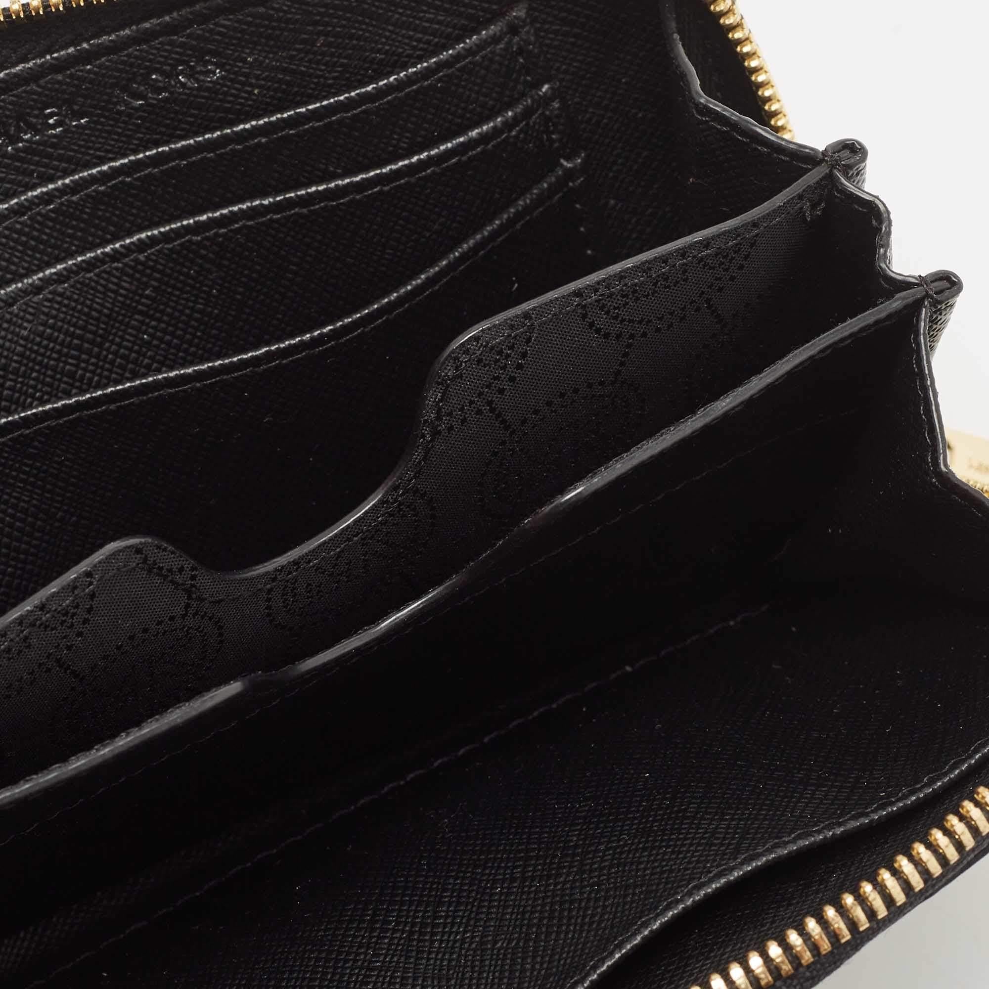 L'interno in pelle e tessuto di questo portafoglio Michael Kors ti permetterà di portare con te i tuoi piccoli oggetti essenziali senza problemi. Realizzata in pelle saffiano  Questo pezzo forte sfoggia hardware in tonalità oro  una targhetta con il