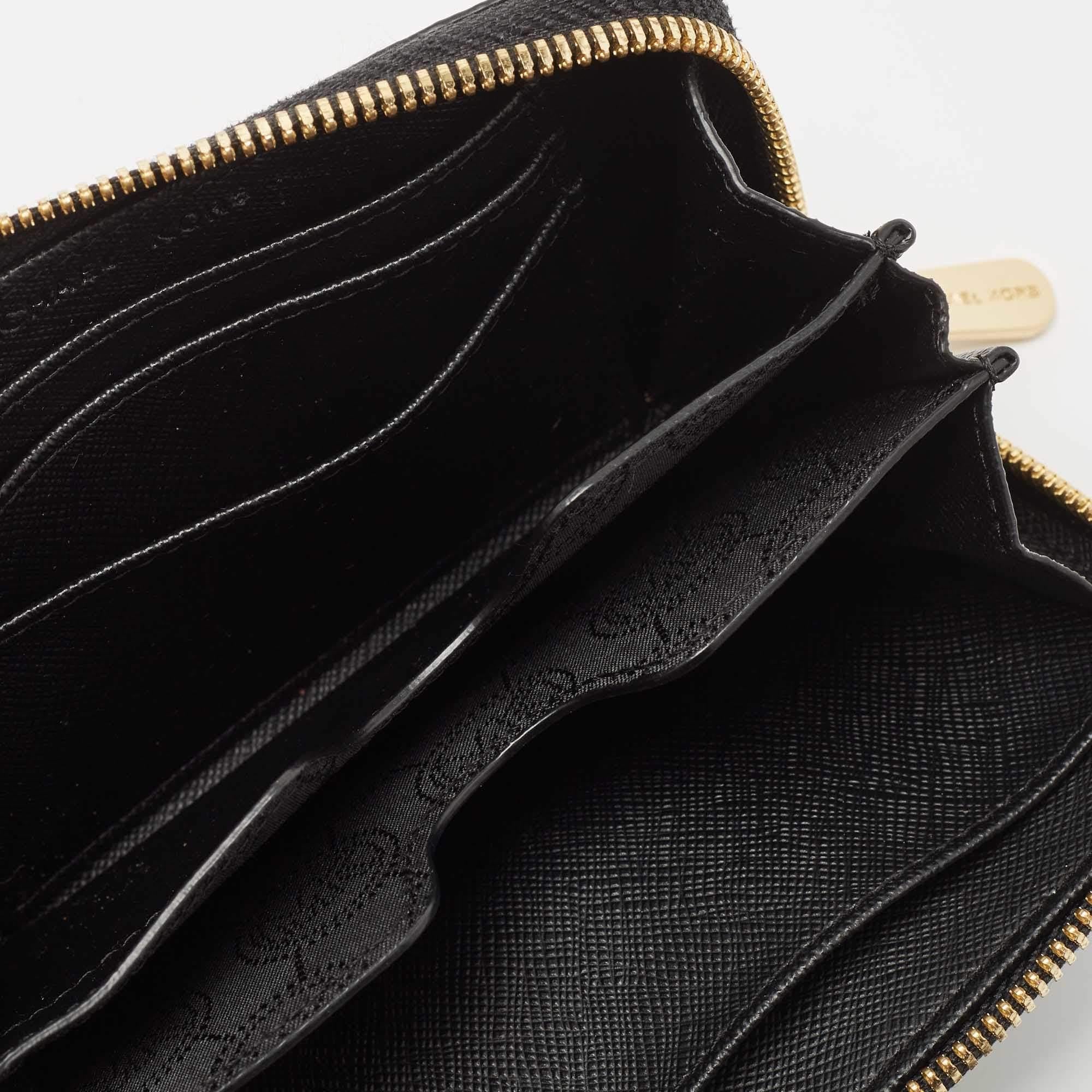 Nero Michael Kors Portafoglio compatto Jet Set in pelle nera saffiano in vendita