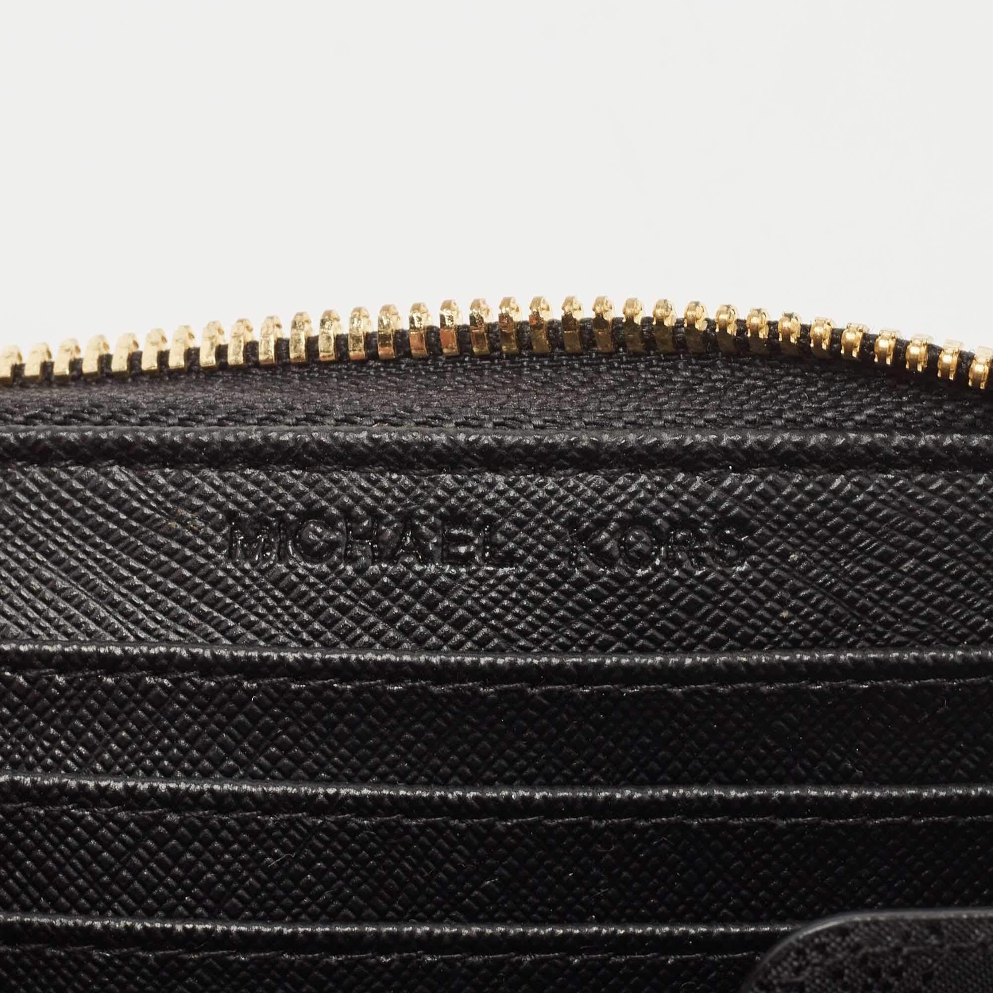 Michael Kors Portafoglio compatto Jet Set in pelle nera saffiano in vendita 3