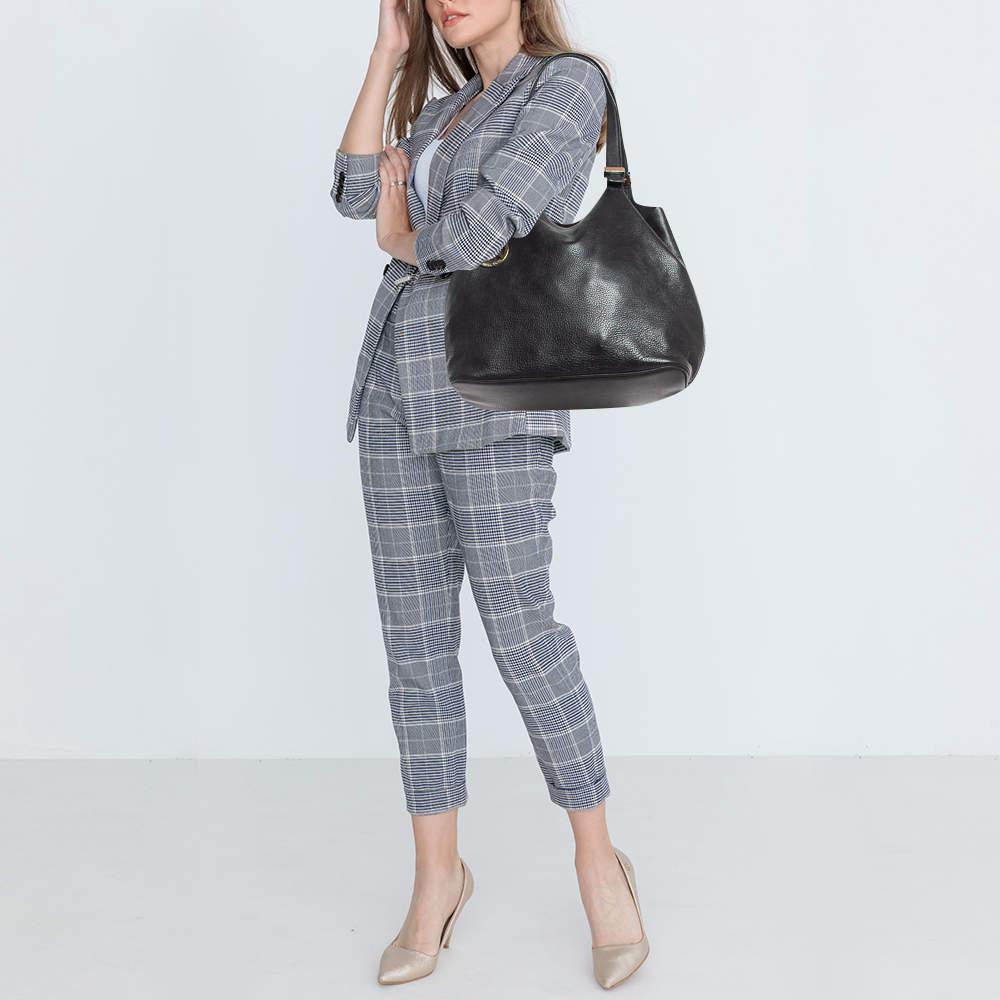 Know to create stylish sophisticated and timeless designs this is a brand worth investing in. The bags that come from this labels atelier are exquisite. This tote bag is no different. It has been made from quality materials and comes with an