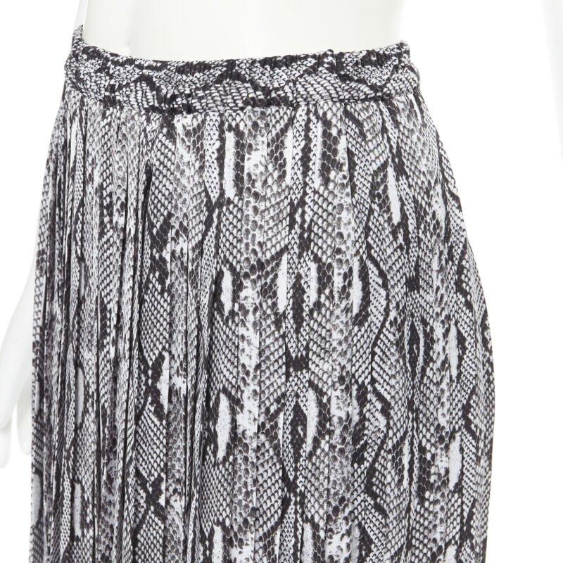 MICHAEL KORS black white scaled leather print pleated midi summer skirt XS
Reference: TGAS/B00455
Brand: Michael Kors
Designer: Michael Kors
Model: Pleated python skirt
Material: Polyester
Color: Grey
Extra Details: Elasticated waist. Pleated skirt.