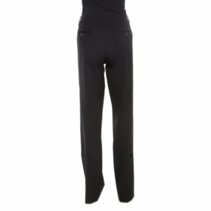 Les pantalons sont un élément essentiel de la garde-robe et ces pantalons ajustés de Michael Kors ne manqueront pas d'enrichir votre collection ! Ce pantalon noir est confectionné en laine mélangée et présente une silhouette à coupe droite.  Ils