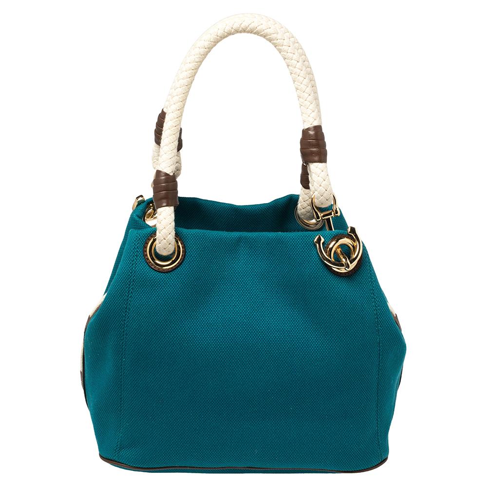 Flaunt your impeccable style choices with this amazing Michael Kors bag. The creation is crafted from canvas and enhanced with gold-tone hardware. Designed to be roomy enough to carry your everyday essentials, this bag is lined with fabric. The