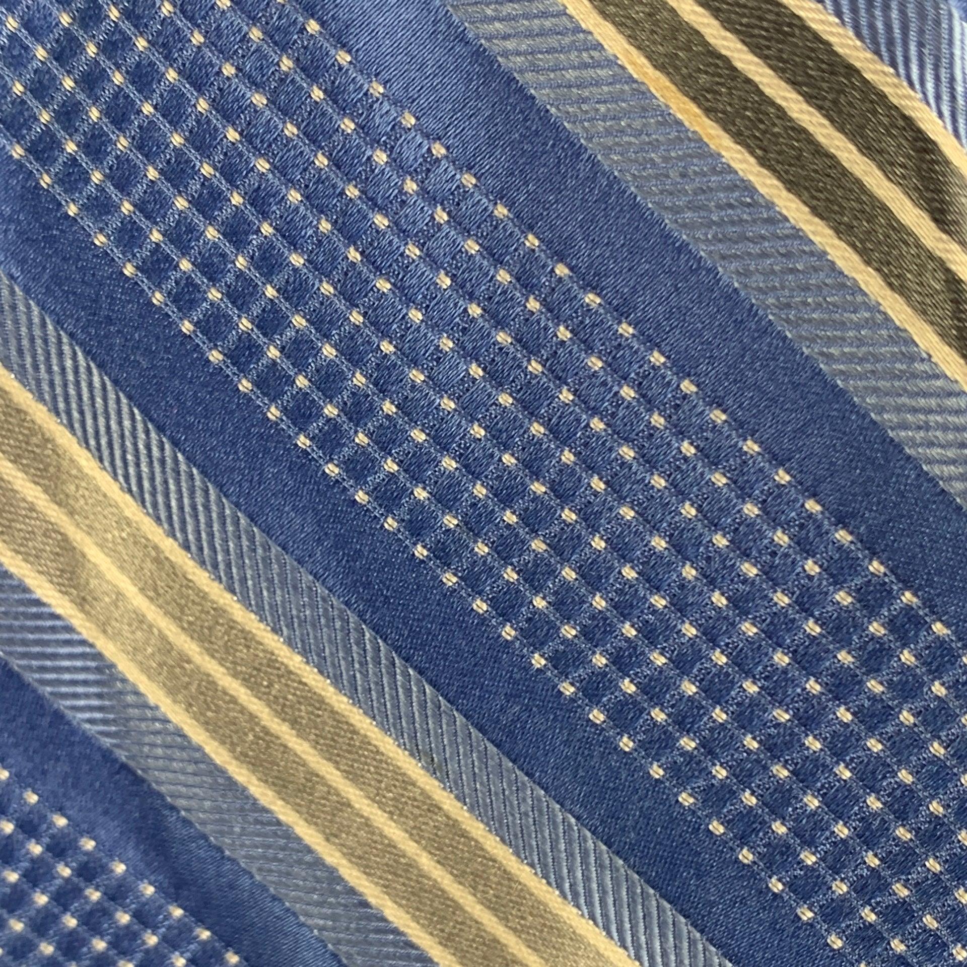 MICHAEL KORS classic necktie comes in blue and grey diagonal stripes & polka dots. 100% silk.
Very Good Pre-Owned Condition.
 

Measurements: 
  Width: 3 inches Length: 58 inches 




  
  
 
Reference: 123662
Category: Tie
More Details
    
Brand: 