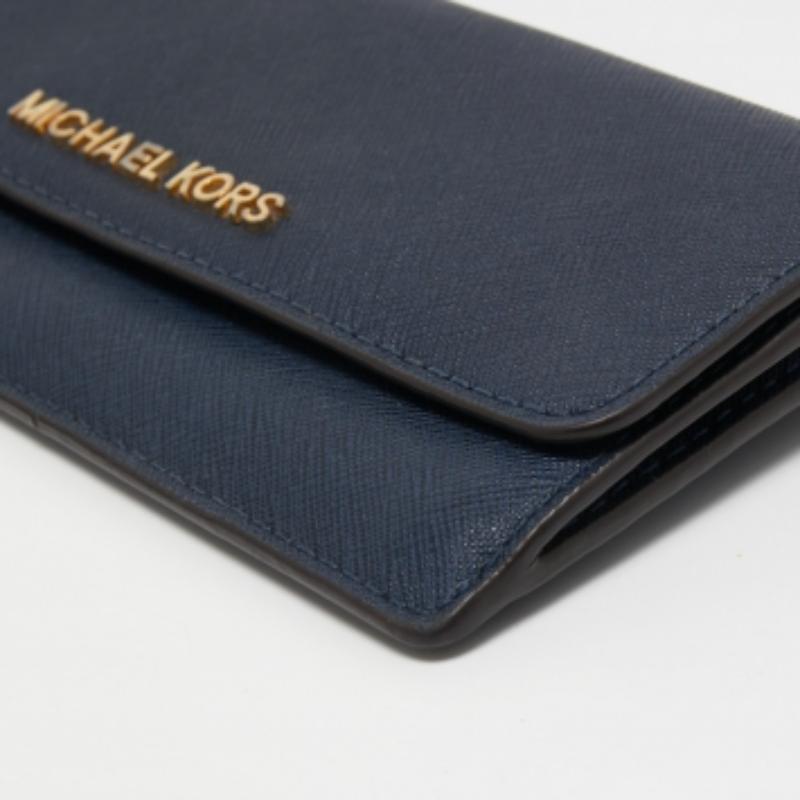 Michael Kors - Portefeuille de voyage Jet Set en cuir bleu Bon état - En vente à Dubai, Al Qouz 2