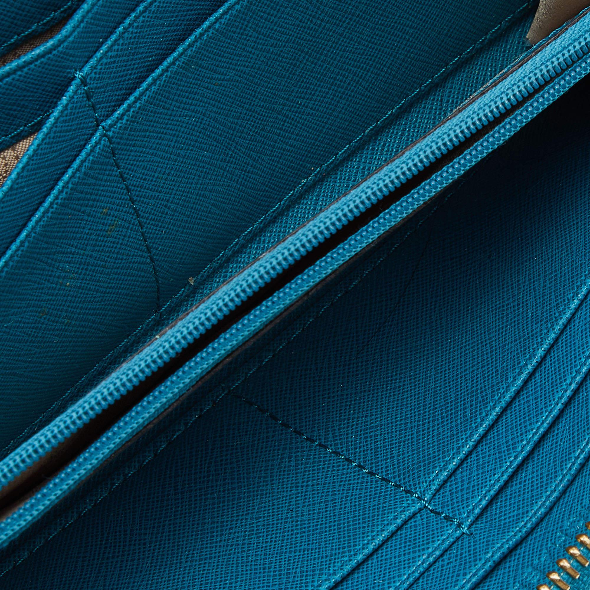 Give your cash and cards a stylish home with this magnificent wallet from the house of Michael Kors. Designed to perfection and crafted from fine quality leather this wallet can be your go to accessory. Featuring blue shades and a gold tone brand