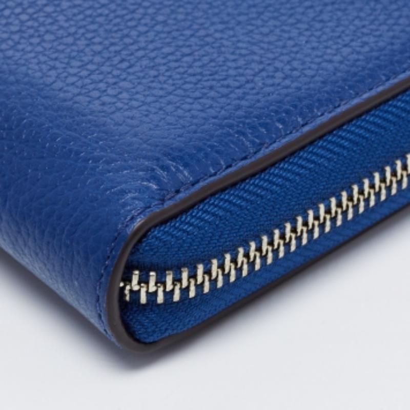 Portefeuille en cuir bleu Jet Set à fermeture éclair Michael Kors en vente 5