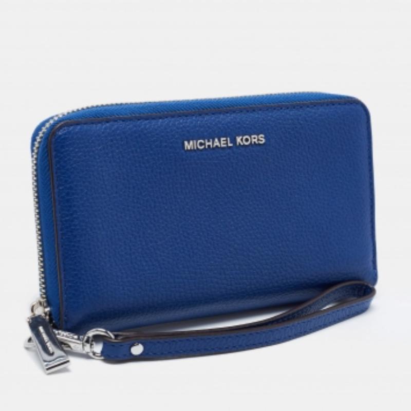 Ce portefeuille vous permet de ranger vos essentiels monétaires en toute tranquillité. Durable et élégant, il est fabriqué en cuir dans une teinte bleue et comporte un bracelet. La fermeture à glissière permet de sécuriser plusieurs compartiments,