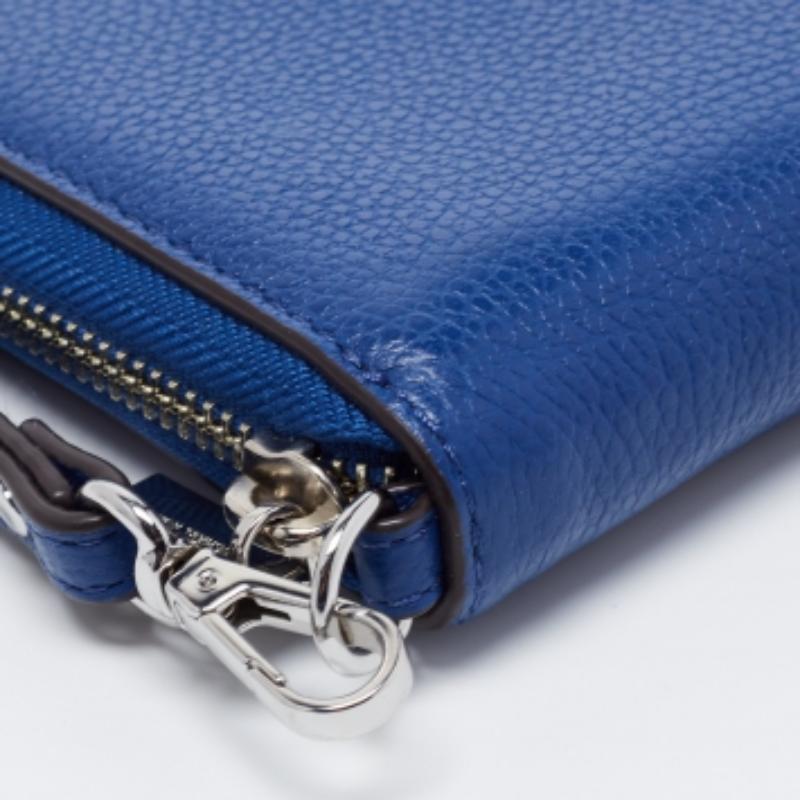 Portefeuille en cuir bleu Jet Set à fermeture éclair Michael Kors en vente 4