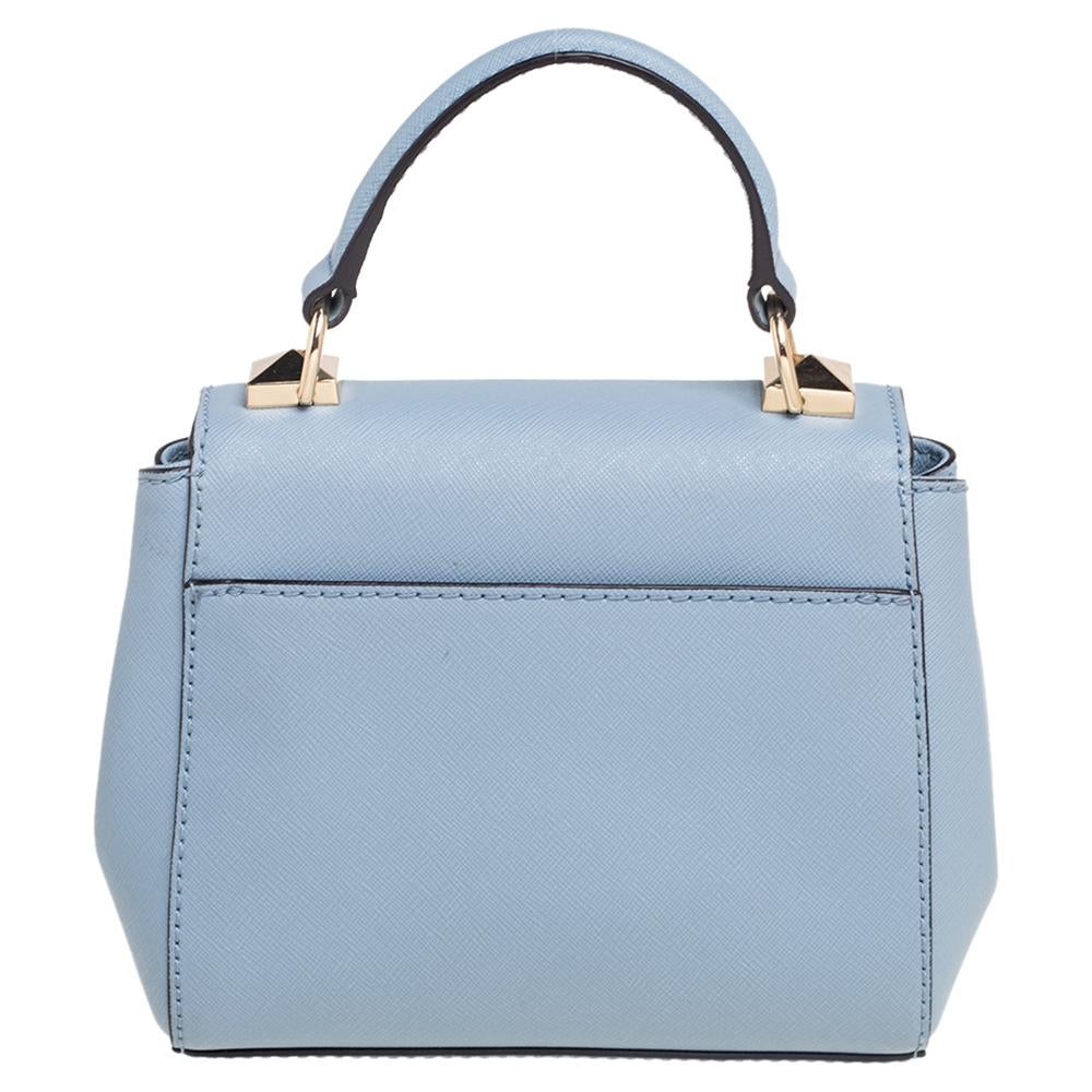 Zeitlos elegant und stilvoll fangen die Kollektionen von Michael Kors die mühelose, lässige Finesse der modernen Frau ein. Sie ist aus blauem Leder gefertigt und verfügt über eine mit Nieten besetzte Frontklappe, die mit dem Logo verziert ist.