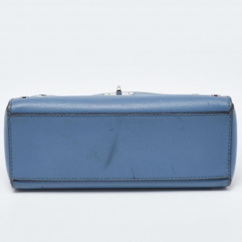 Michael Kors Bolso de hombro Sylvia de piel azul con tachuelas en Bueno estado para la venta en Dubai, Al Qouz 2