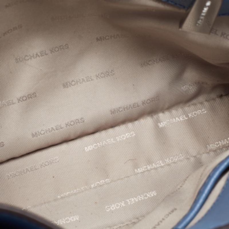 Michael Kors Bolso de hombro Sylvia de piel azul con tachuelas en venta 4