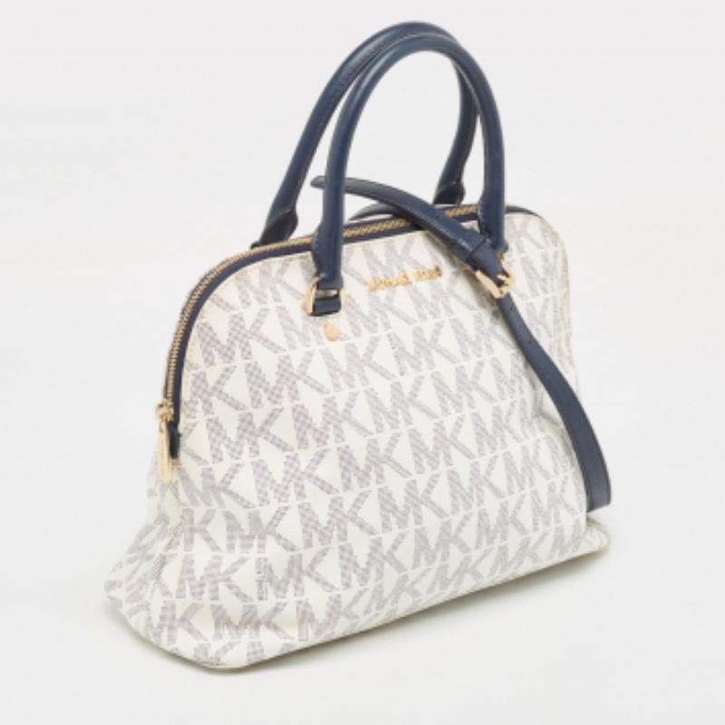 Los bolsos de diseño son los compañeros ideales para un sinfín de ocasiones Aquí tenemos una pieza que aúna moda y funcionalidad, elaborada con precisión. Está equipado con un interior de buen tamaño en el que caben fácilmente todos tus objetos